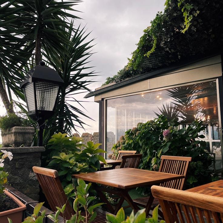 Family terraces and cafés for calm evenings in Brighton